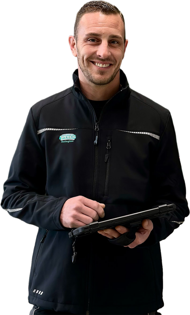 WEBER Autoglas Mitarbeiter mit Tablet